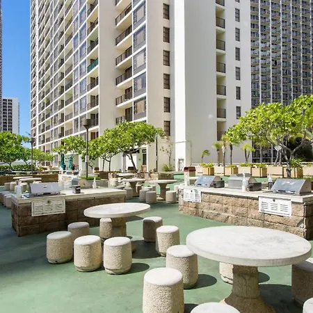Waikiki Banyan Modern One Bedroom Free Parking-2